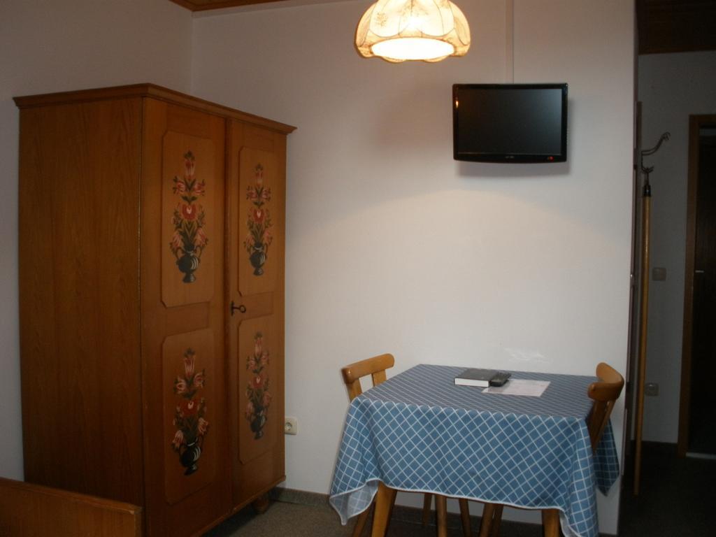 Alpengasthof Zur Loisach Hotell Grossweil Rum bild