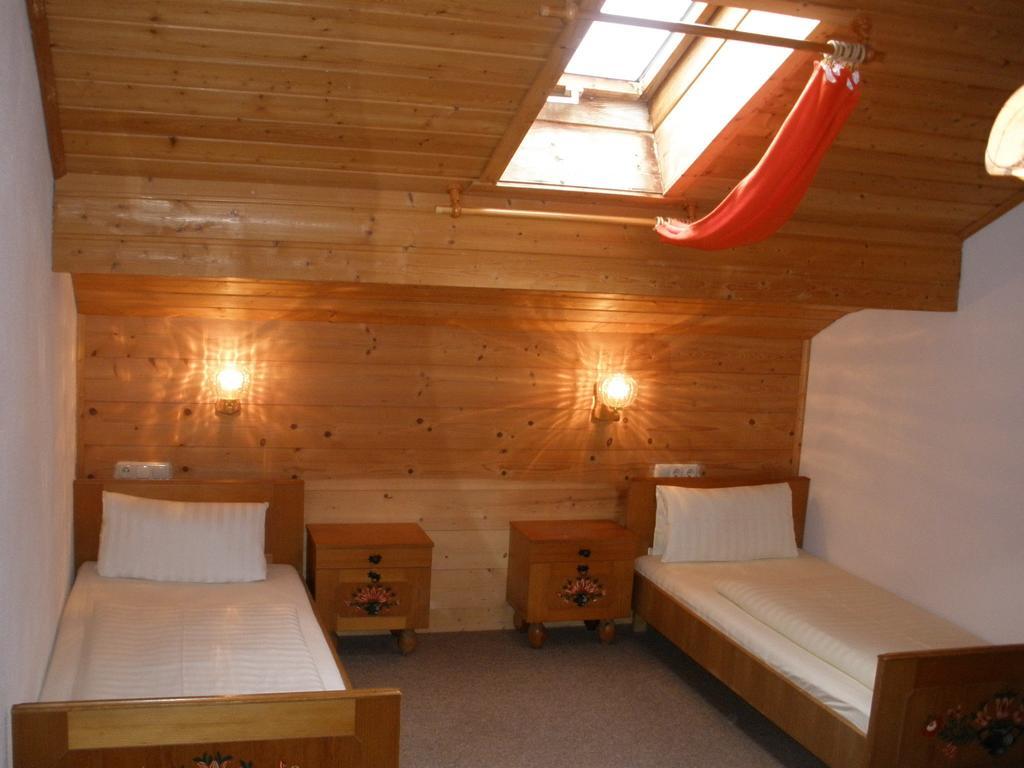 Alpengasthof Zur Loisach Hotell Grossweil Rum bild