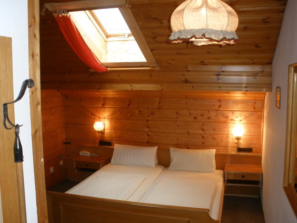 Alpengasthof Zur Loisach Hotell Grossweil Rum bild