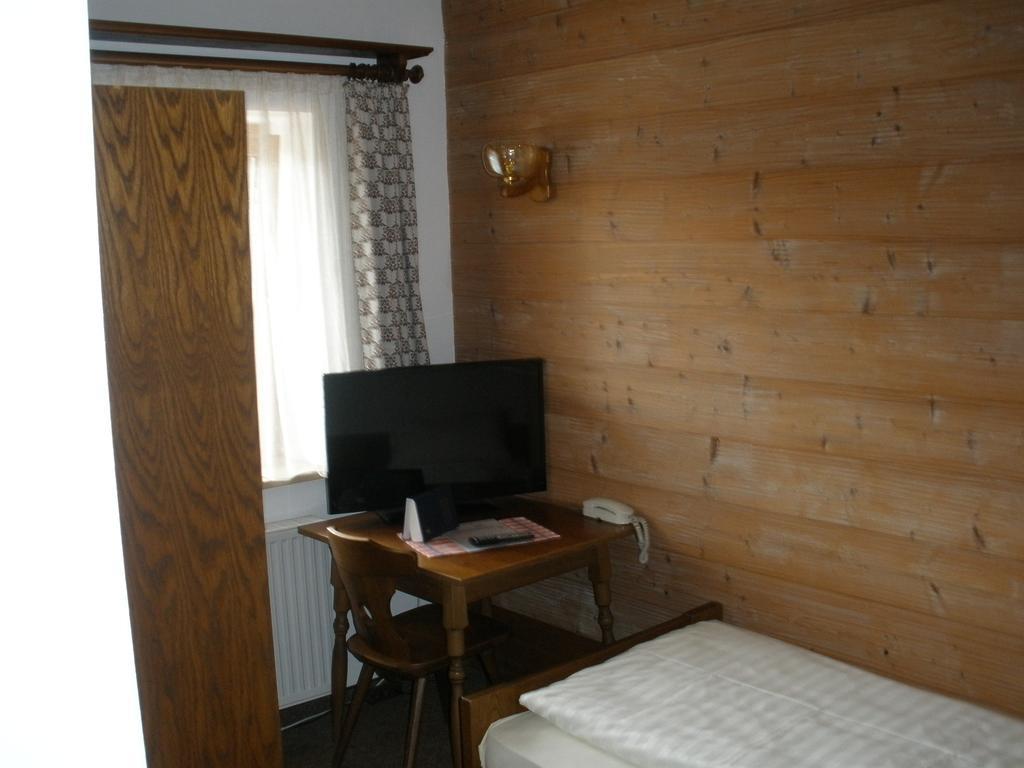 Alpengasthof Zur Loisach Hotell Grossweil Rum bild