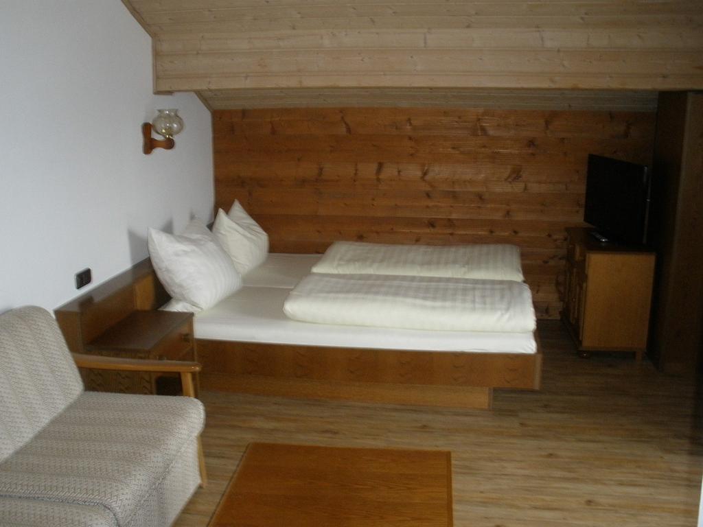 Alpengasthof Zur Loisach Hotell Grossweil Rum bild