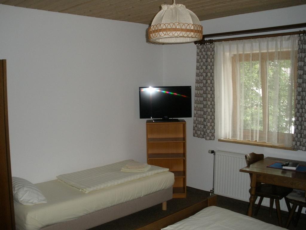 Alpengasthof Zur Loisach Hotell Grossweil Rum bild