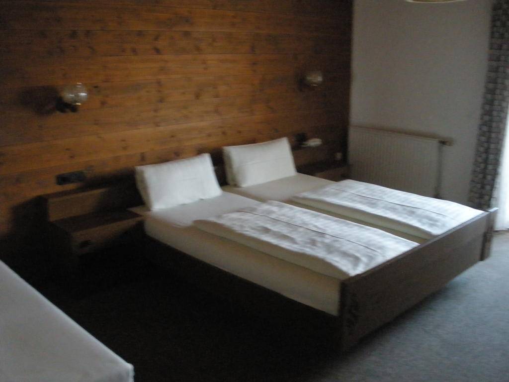 Alpengasthof Zur Loisach Hotell Grossweil Rum bild